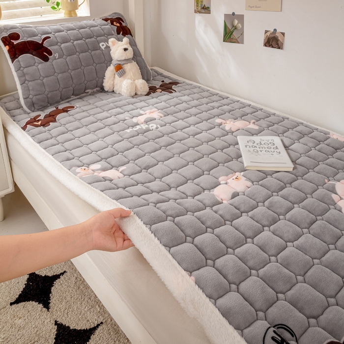 91家纺网 家纺一手货源 找家纺 家喜爱 2025新款暖绒边-加厚牛奶绒学生床褥-第二批 苟富贵-灰