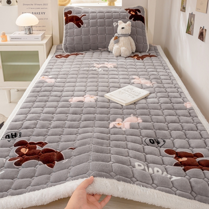 91家纺网 家纺一手货源 找家纺 家喜爱 2025新款暖绒边-加厚牛奶绒学生床褥-第二批 苟富贵-灰