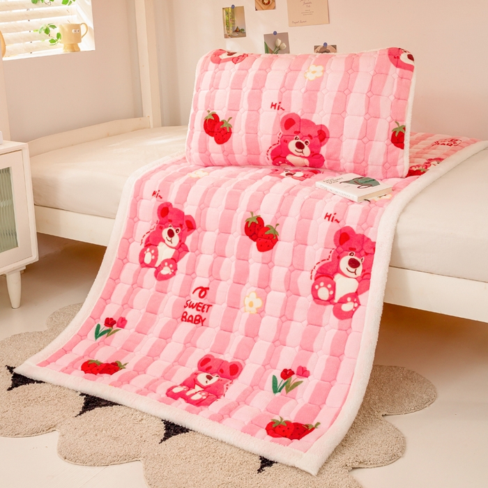 91家纺网 家纺一手货源 找家纺 家喜爱 2025新款暖绒边-加厚牛奶绒学生床褥-第二批 草莓熊