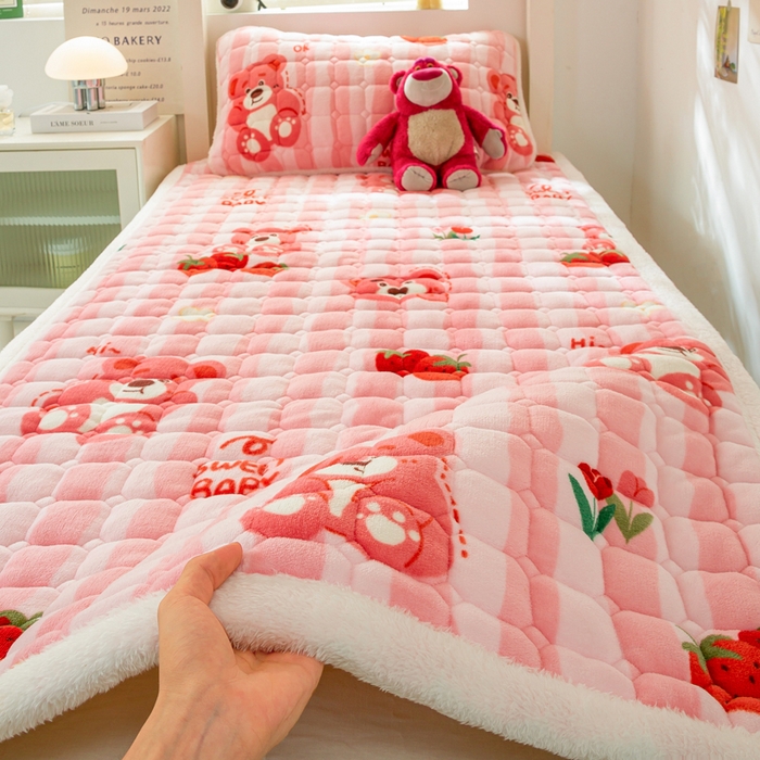 家喜爱 2025新款暖绒边-加厚牛奶绒学生床褥-第二批 草莓熊