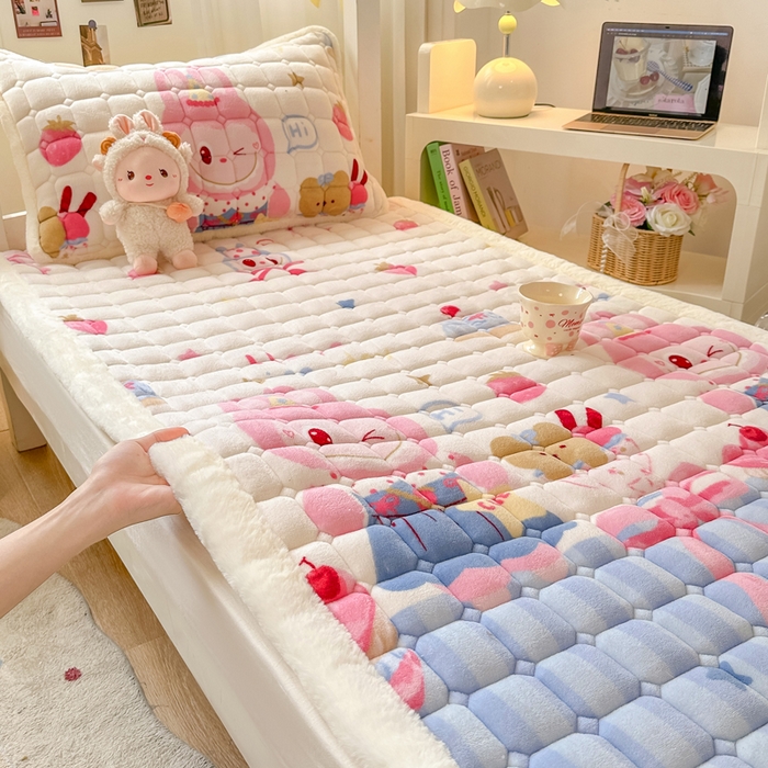 91家纺网 家纺一手货源 找家纺 家喜爱 2025新款暖绒边-加厚牛奶绒学生床褥-第二批 草莓布布