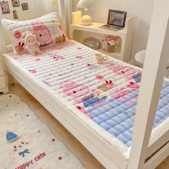 91家纺网 家纺一手货源 找家纺 家喜爱 2025新款暖绒边-加厚牛奶绒学生床褥-第二批 草莓布布