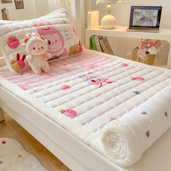 91家纺网 家纺一手货源 找家纺 家喜爱 2025新款暖绒边-加厚牛奶绒学生床褥-第二批 草莓布布