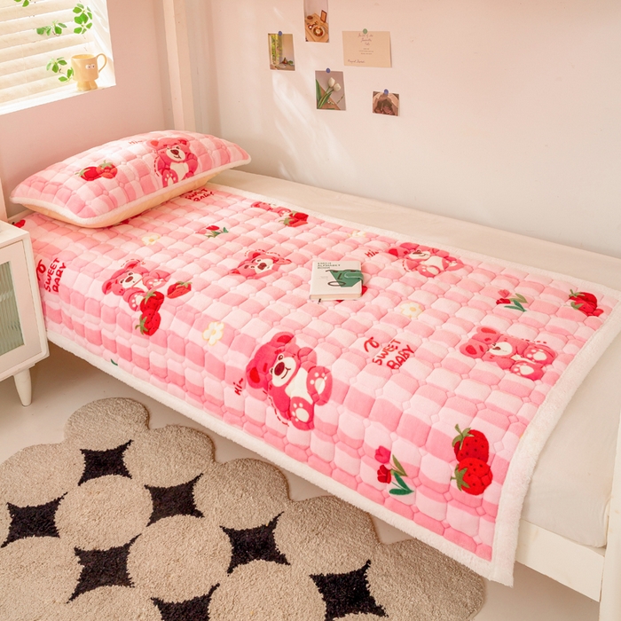 91家纺网 家纺一手货源 找家纺 家喜爱 2025新款暖绒边-加厚牛奶绒学生床褥-第二批 草莓熊