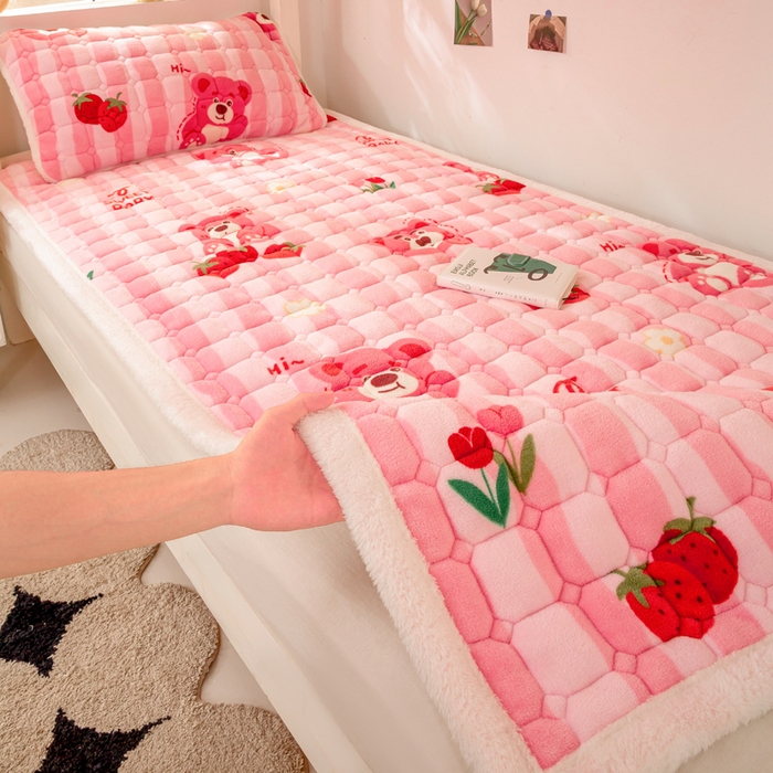 91家纺网 家纺一手货源 找家纺 家喜爱 2025新款暖绒边-加厚牛奶绒学生床褥-第二批 草莓熊