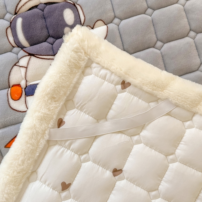 91家纺网 家纺一手货源 找家纺 家喜爱 2025新款暖绒边-加厚牛奶绒学生床褥-第二批 遨游太空