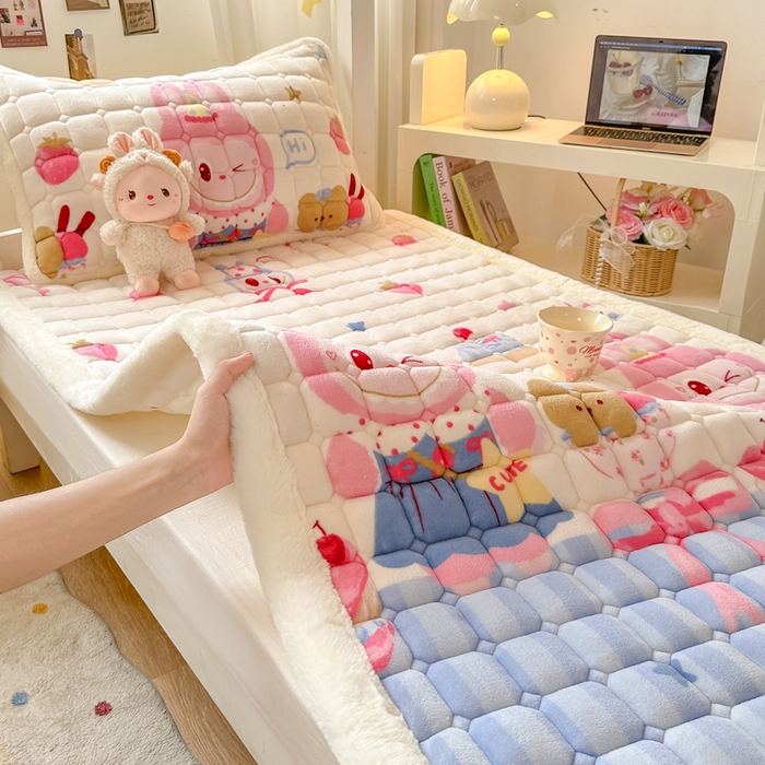 91家纺网 家纺一手货源 找家纺 家喜爱 2025新款暖绒边-加厚牛奶绒学生床褥-第二批 草莓布布