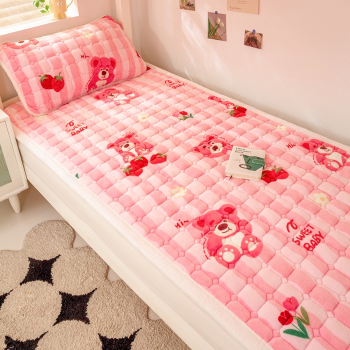 91家纺网 家纺一手货源 找家纺 家喜爱 2025新款暖绒边-加厚牛奶绒学生床褥-第二批 草莓熊