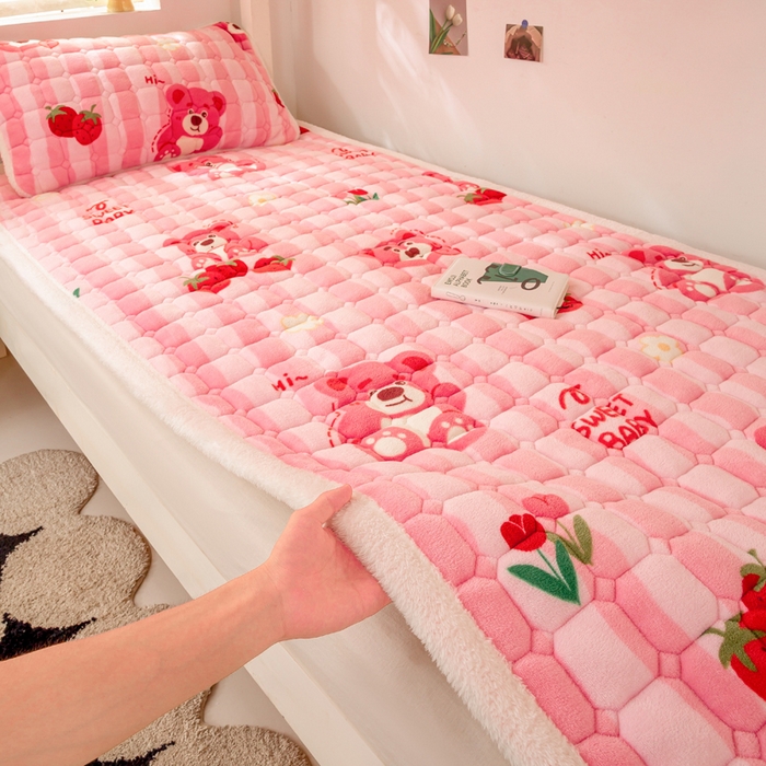 91家纺网 家纺一手货源 找家纺 家喜爱 2025新款暖绒边-加厚牛奶绒学生床褥-第二批 草莓熊