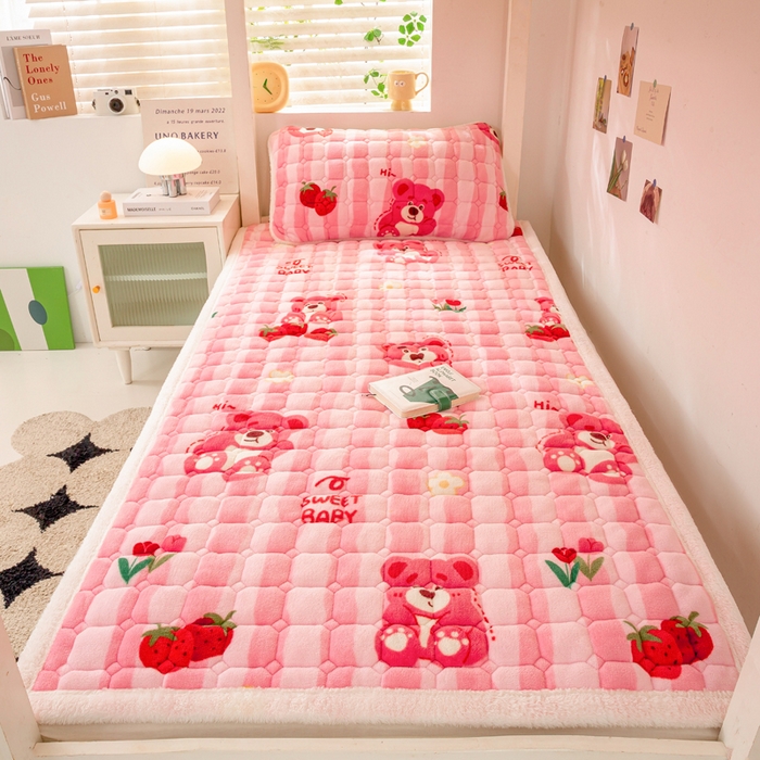 91家纺网 家纺一手货源 找家纺 家喜爱 2025新款暖绒边-加厚牛奶绒学生床褥-第二批 草莓熊