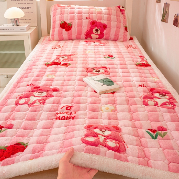 91家纺网 家纺一手货源 找家纺 家喜爱 2025新款暖绒边-加厚牛奶绒学生床褥-第二批 草莓熊