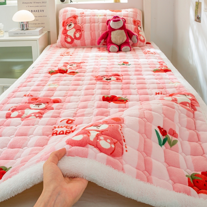 91家纺网 家纺一手货源 找家纺 家喜爱 2025新款暖绒边-加厚牛奶绒学生床褥-第二批 草莓熊