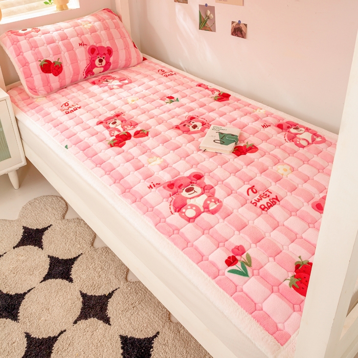 91家纺网 家纺一手货源 找家纺 家喜爱 2025新款暖绒边-加厚牛奶绒学生床褥-第二批 草莓熊