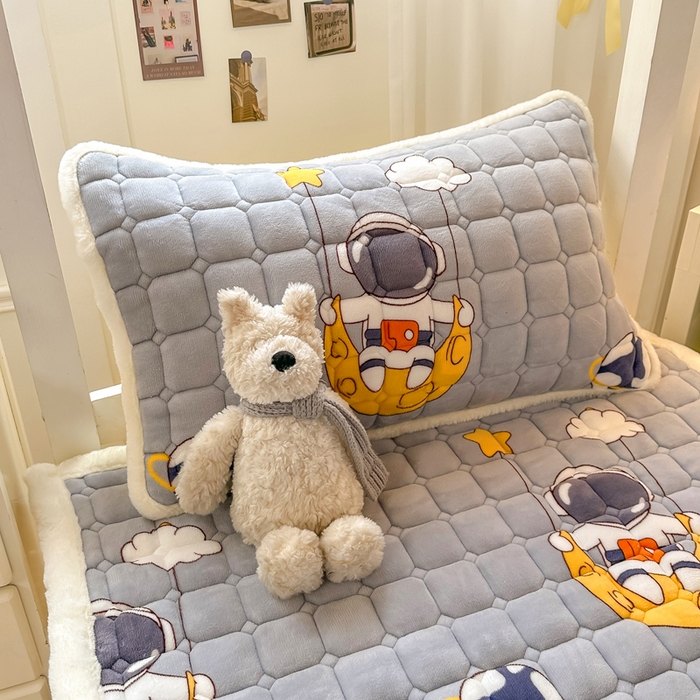 91家纺网 家纺一手货源 找家纺 家喜爱 2025新款暖绒边-加厚牛奶绒学生床褥-第二批 遨游太空