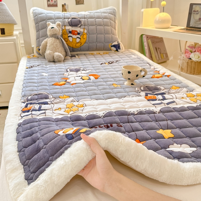 91家纺网 家纺一手货源 找家纺 家喜爱 2025新款暖绒边-加厚牛奶绒学生床褥-第二批 遨游太空