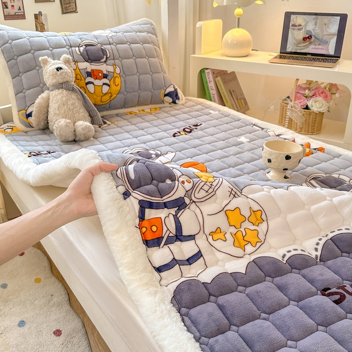 91家纺网 家纺一手货源 找家纺 家喜爱 2025新款暖绒边-加厚牛奶绒学生床褥-第二批 遨游太空