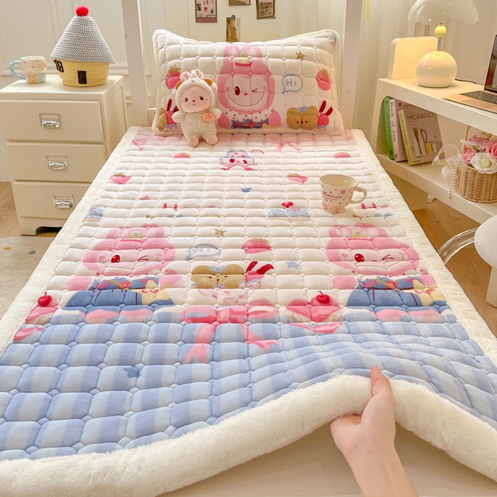 91家纺网 家纺一手货源 找家纺 家喜爱 2025新款暖绒边-加厚牛奶绒学生床褥-第二批 草莓布布