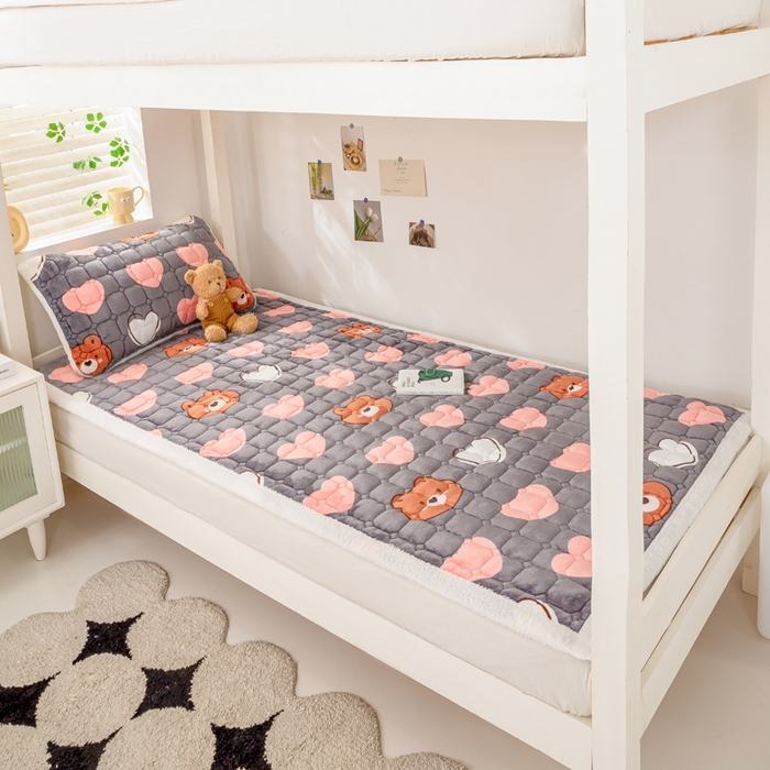 91家纺网 家纺一手货源 找家纺 家喜爱 2025新款暖绒边-加厚牛奶绒学生床褥-第二批 多米熊