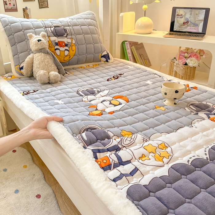 91家纺网 家纺一手货源 找家纺 家喜爱 2025新款暖绒边-加厚牛奶绒学生床褥-第二批 遨游太空