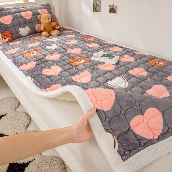 91家纺网 家纺一手货源 找家纺 家喜爱 2025新款暖绒边-加厚牛奶绒学生床褥-第二批 多米熊