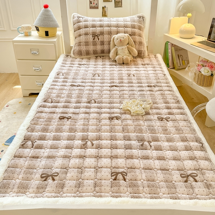 91家纺网 家纺一手货源 找家纺 家喜爱 2025新款暖绒边-加厚牛奶绒学生床褥-第二批 方格蝴蝶结