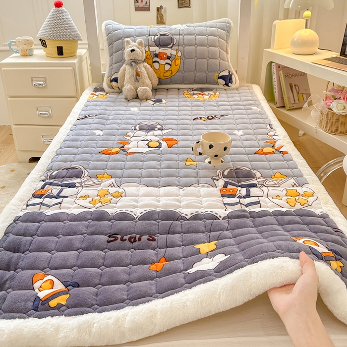 91家纺网 家纺一手货源 找家纺 家喜爱 2025新款暖绒边-加厚牛奶绒学生床褥-第二批 遨游太空