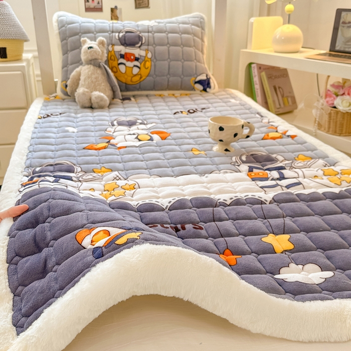 91家纺网 家纺一手货源 找家纺 家喜爱 2025新款暖绒边-加厚牛奶绒学生床褥-第二批 遨游太空