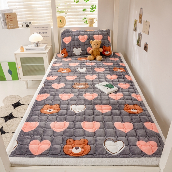 91家纺网 家纺一手货源 找家纺 家喜爱 2025新款暖绒边-加厚牛奶绒学生床褥-第二批 多米熊