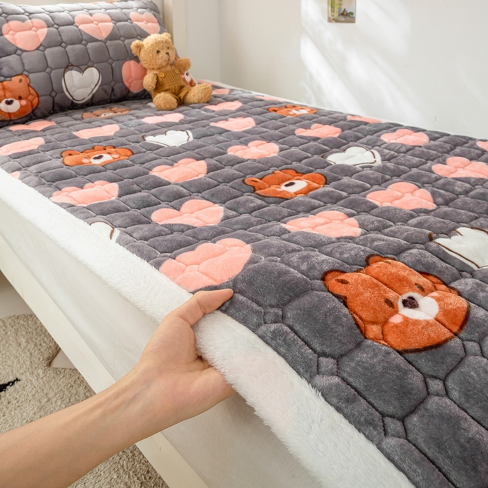 91家纺网 家纺一手货源 找家纺 家喜爱 2025新款暖绒边-加厚牛奶绒学生床褥-第二批 多米熊