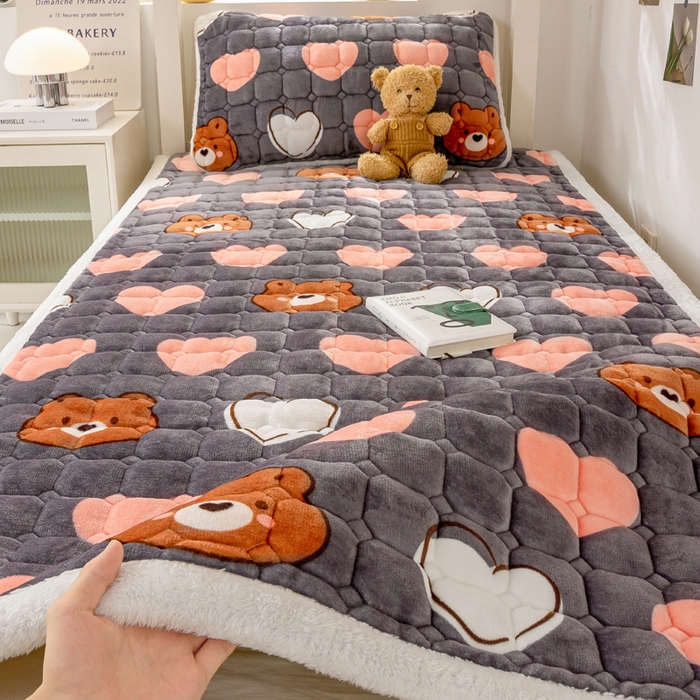 91家纺网 家纺一手货源 找家纺 家喜爱 2025新款暖绒边-加厚牛奶绒学生床褥-第二批 多米熊