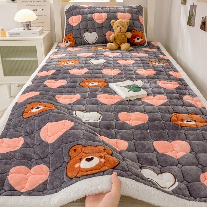 91家纺网 家纺一手货源 找家纺 家喜爱 2025新款暖绒边-加厚牛奶绒学生床褥-第二批 多米熊