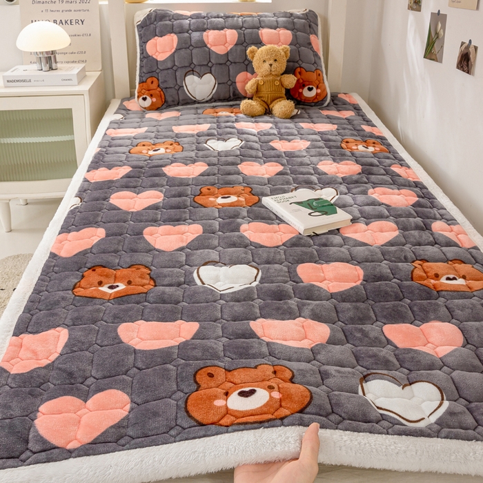 91家纺网 家纺一手货源 找家纺 家喜爱 2025新款暖绒边-加厚牛奶绒学生床褥-第二批 多米熊