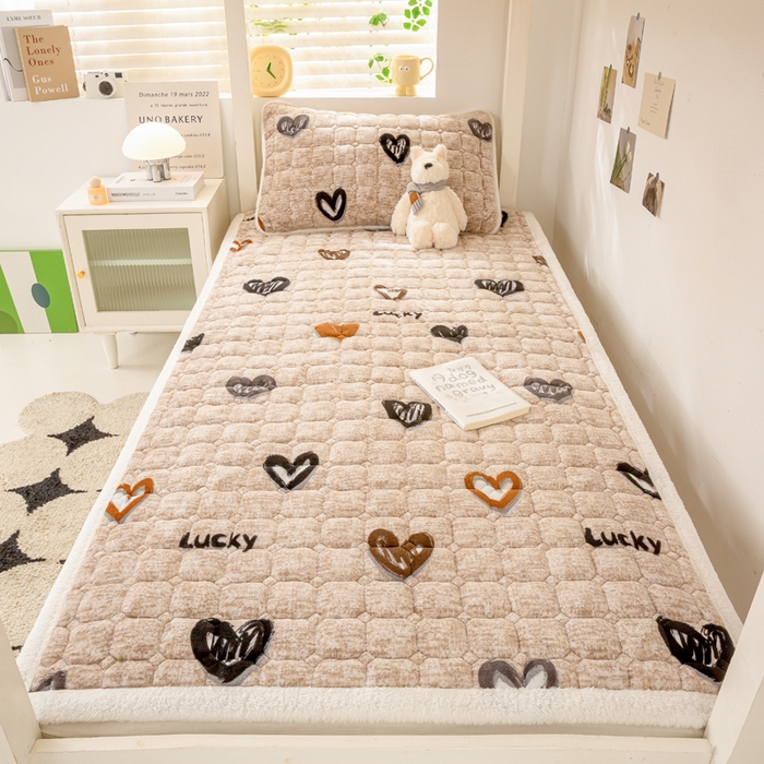 91家纺网 家纺一手货源 找家纺 家喜爱 2025新款暖绒边-加厚牛奶绒学生床褥-第二批 爱心咖