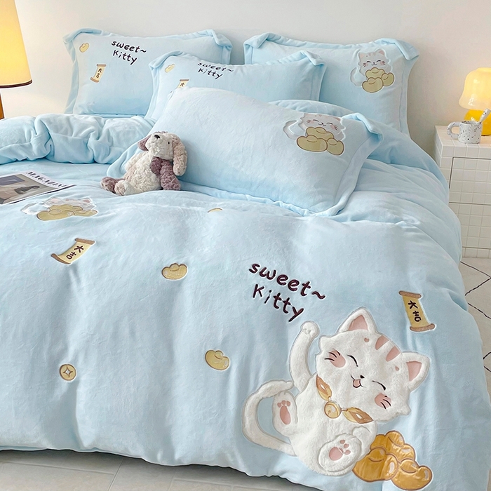 91家纺网 家纺一手货源 找家纺 （总）金绣美居 2025新款卡通贴布绣款牛奶绒四件套-招财猫