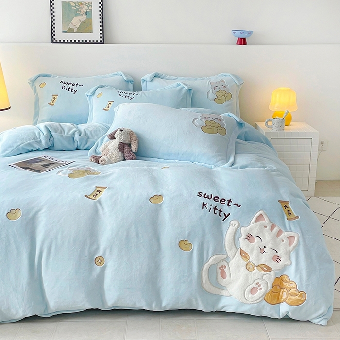 91家纺网 家纺一手货源 找家纺 （总）金绣美居 2025新款卡通贴布绣款牛奶绒四件套-招财猫