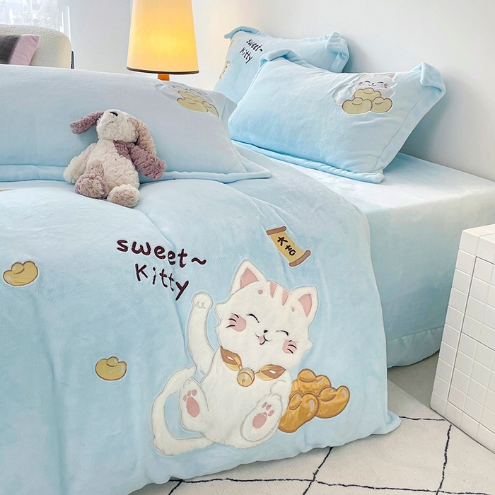 91家纺网 家纺一手货源 找家纺 （总）金绣美居 2025新款卡通贴布绣款牛奶绒四件套-招财猫