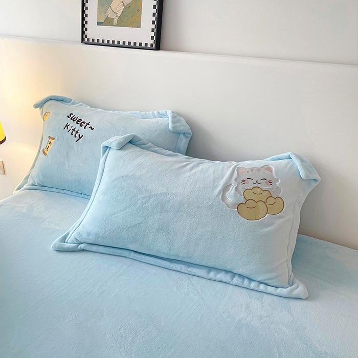 91家纺网 家纺一手货源 找家纺 （总）金绣美居 2025新款卡通贴布绣款牛奶绒四件套-招财猫