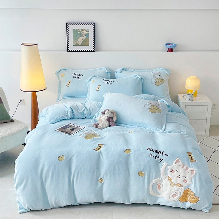 91家纺网 家纺一手货源 找家纺 （总）金绣美居 2025新款卡通贴布绣款牛奶绒四件套-招财猫