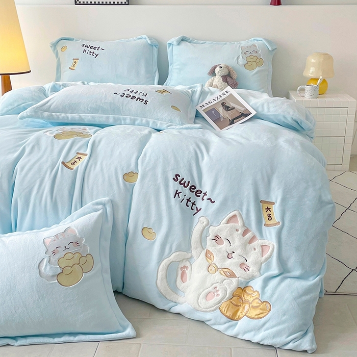 91家纺网 家纺一手货源 找家纺 金绣美居 2025新款卡通贴布绣款牛奶绒四件套-招财猫 招财猫-蓝
