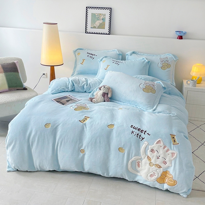 91家纺网 家纺一手货源 找家纺 金绣美居 2025新款卡通贴布绣款牛奶绒四件套-招财猫 招财猫-蓝