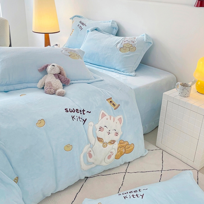 91家纺网 家纺一手货源 找家纺 金绣美居 2025新款卡通贴布绣款牛奶绒四件套-招财猫 招财猫-蓝