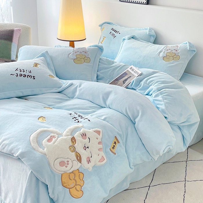 91家纺网 家纺一手货源 找家纺 金绣美居 2025新款卡通贴布绣款牛奶绒四件套-招财猫 招财猫-蓝