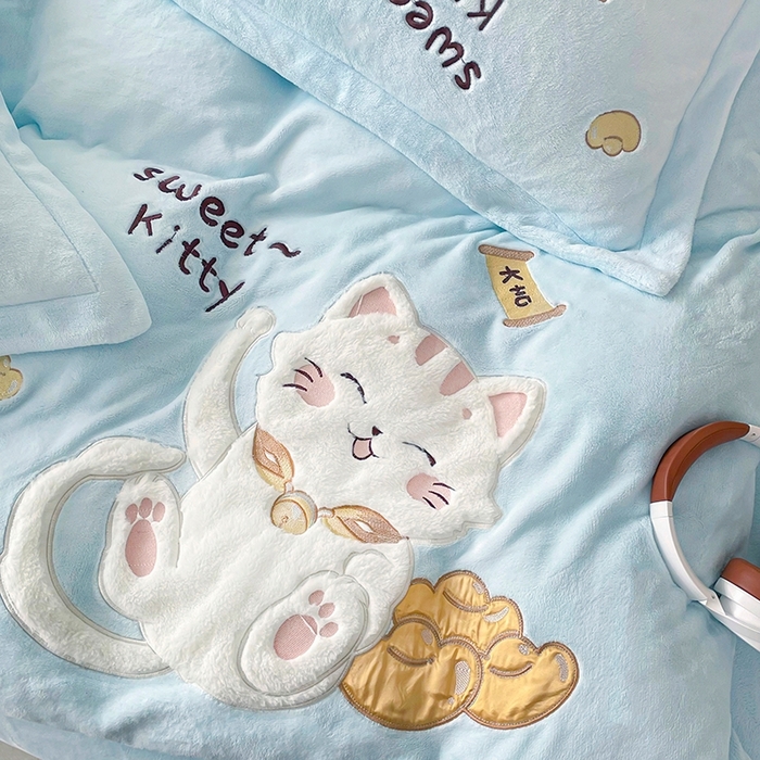 91家纺网 家纺一手货源 找家纺 金绣美居 2025新款卡通贴布绣款牛奶绒四件套-招财猫 招财猫-蓝