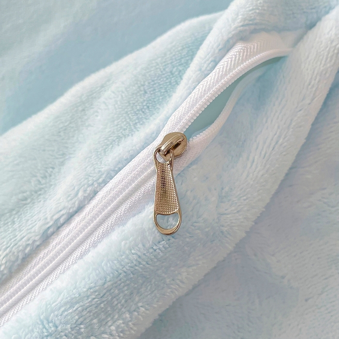 91家纺网 家纺一手货源 找家纺 金绣美居 2025新款卡通贴布绣款牛奶绒四件套-招财猫 招财猫-蓝