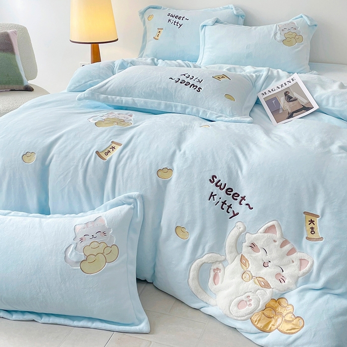 91家纺网 家纺一手货源 找家纺 金绣美居 2025新款卡通贴布绣款牛奶绒四件套-招财猫 招财猫-蓝