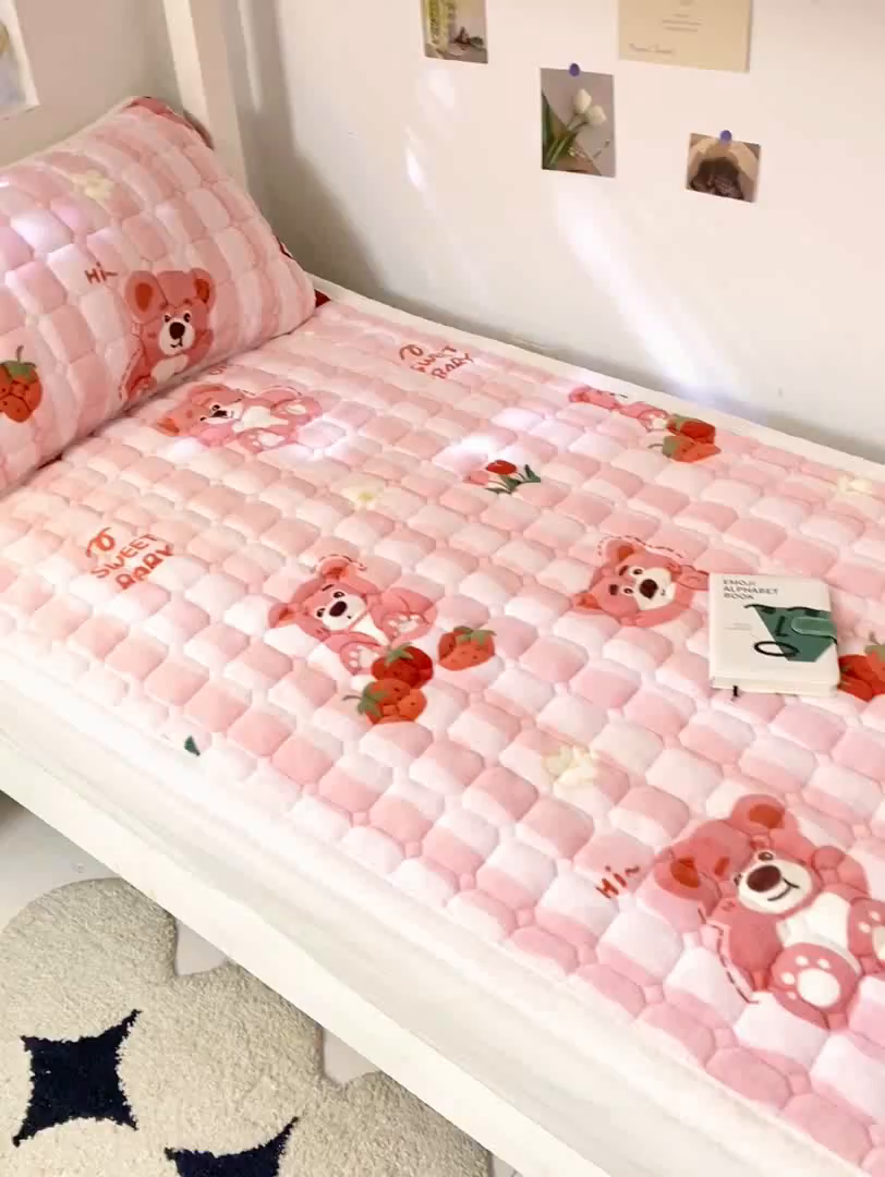 91家纺网 家纺一手货源 找家纺 家喜爱 2025新款暖绒边-加厚牛奶绒学生床褥-第二批 草莓熊