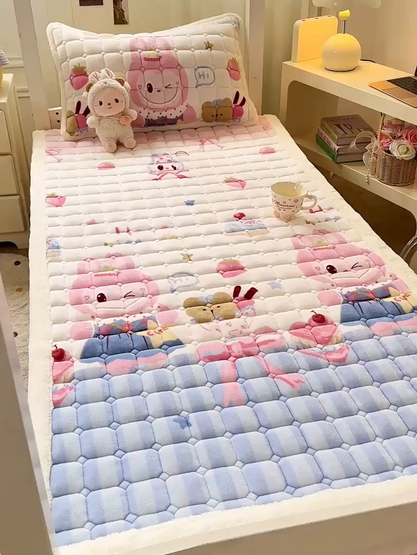 91家纺网 家纺一手货源 找家纺 家喜爱 2025新款暖绒边-加厚牛奶绒学生床褥-第二批 草莓布布