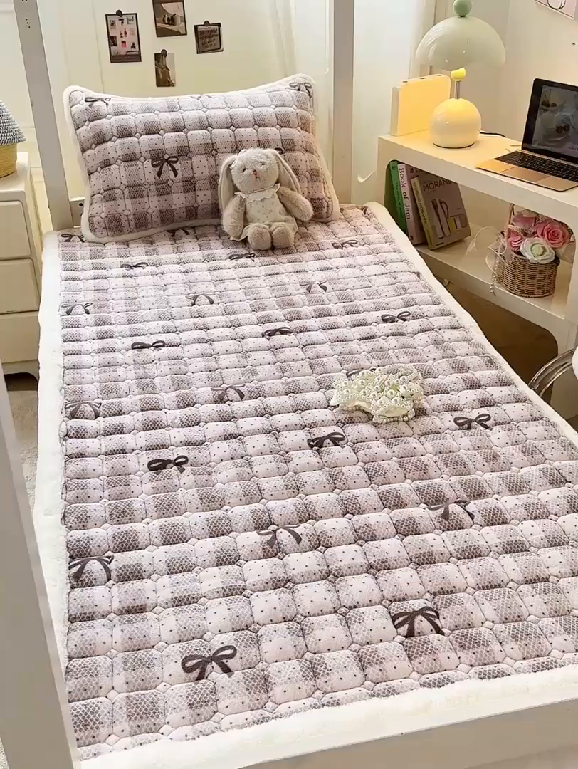 91家纺网 家纺一手货源 找家纺 家喜爱 2025新款暖绒边-加厚牛奶绒学生床褥-第二批 方格蝴蝶结