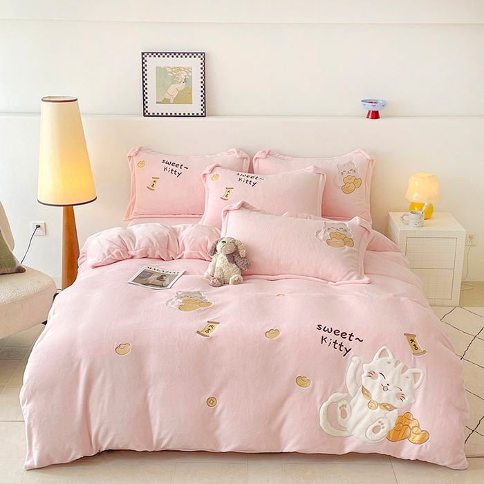 金绣美居 2025新款卡通贴布绣款牛奶绒四件套-招财猫 招财猫-粉