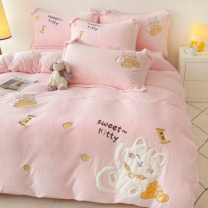 91家纺网 家纺一手货源 找家纺 金绣美居 2025新款卡通贴布绣款牛奶绒四件套-招财猫 招财猫-粉